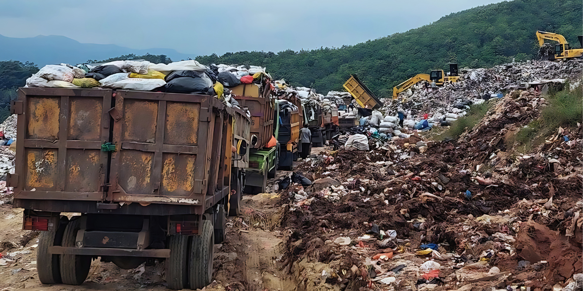 Foto Truk TPA Sarimukti - Detik